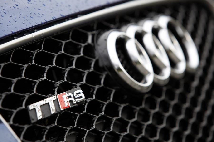 Логотип Audi TT RS Coupe (8J) 2011 года  (NA) (фото 6 из 39)